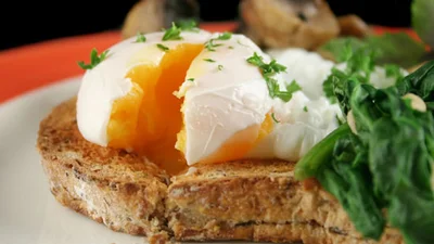 Яйце пашот, кокот та бенедикт: 3 рецепти ідеального сніданку