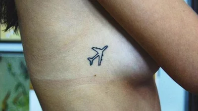 Нова манія: крихітні тату біля грудей