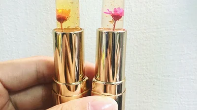 Світ сходить з розуму через ці помади з живими квітами