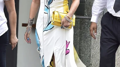 Ріанна вигуляла яскравий наряд в Нью-Йорку