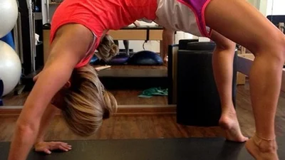 Вверх ногами: зірки в перевернутих позах з йоги