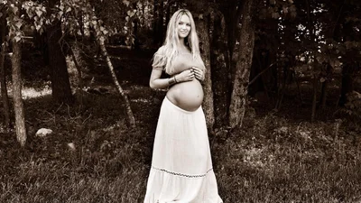 Вагітна Кендіс Свейнпоул продовжує інтригувати своїми фото