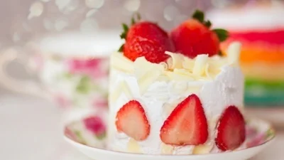 Рецепт полуничного торта, який не треба випікати