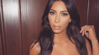 Кім Кардашян вийшла на прогулянку в надзвичайно провокативній сукні