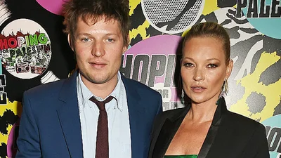 Кейт Мосс, Наомі Кембел та інші вражають яскравими нарядами на вечірці в Лондоні