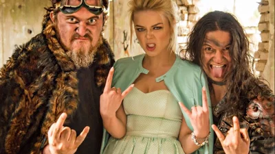 Аліна Гросу перетворила чоловіків на собак у новому кліпі