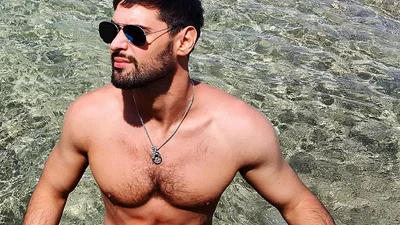 Віталій Козловський зваблює своїм оголеним тілом на морі