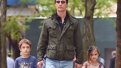 Ідеальний батько: Меттью МакКонахі на прогулянці з дітьми