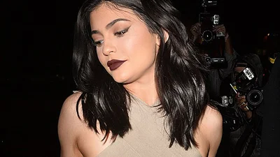 Кайлі Дженнер засвітила грудьми у відвертому комбінезоні