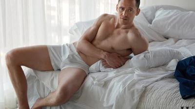 Том Хіддлстон несподівано роздягнувся до білизни