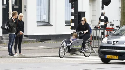 Адель з сином пересіла на велосипед