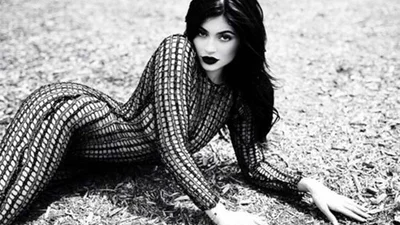 Кайлі Дженнер роздяглась заради реклами своєї косметики