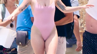 Леді ГаГа демонструє свої форми у цільному рожевому купальнику