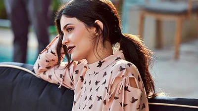 Кайлі Дженнер зачаровує ніжністю у новій стильній фотосесії