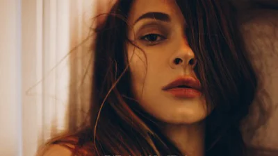 Тетяна Решетняк бігає в одній білизні в кліпі "9 жизней"