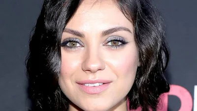 Вагітна Міла Куніс вигуляла нову зачіску та комбінезон у Нью-Йорку