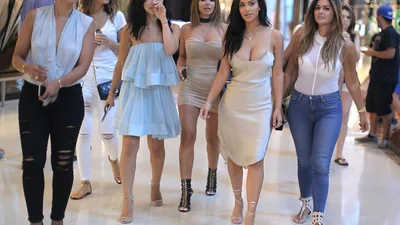 Зірковий вихід: небезпечне міні та оголені груди Кім Кардашьян