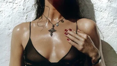 Спокуслива Ірина Шейк перевтілилась в італійку для гарячої фотосесії