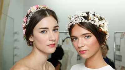 Як носити квіти у волоссі і не виглядати мавкою