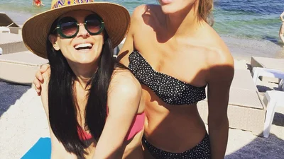 Битва бікіні: Катя Осадча та Маша Єфросініна демонструють свої фігури на пляжі