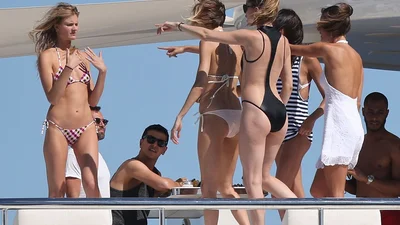 Ангели Victoria's Secret відпочивають на яхті в Сан-Тропе