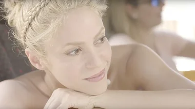 Шакіра представила сонячний та запальний кліп на пісню "La Bicicleta"