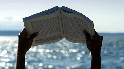 100 легких книжок, які сміливо можна брати на пляж