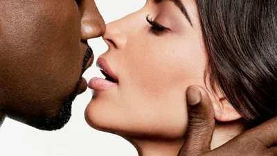 Гаряча фотосесія: подружжя Кардашьян та Вест запросили до себе у ліжко