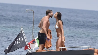 Ірина Шейк похизувалась апетитними формами у відвертому бікіні