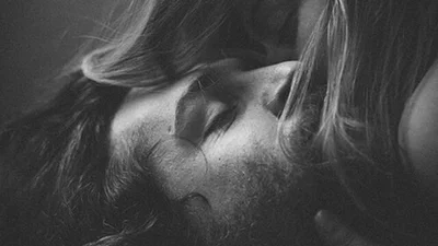 8 видів поцілунків, які просто зведуть його з розуму