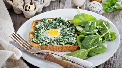 Чудо-сніданок: рецепт яєшні зі шпинатом