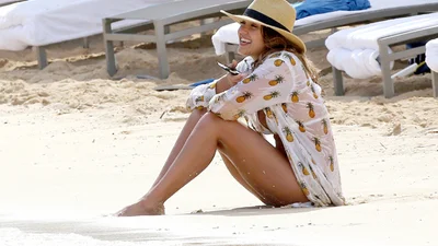 Джессіка Альба вразила стильним ананасовим бікіні