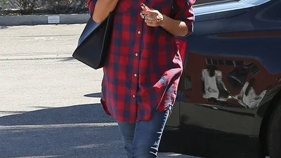 Модний тренд: зірки вчать, як стильно носити сорочку в клітинку