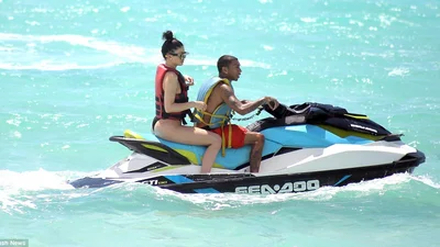 Кайлі Дженнер шокувала публіку відвертим купальником