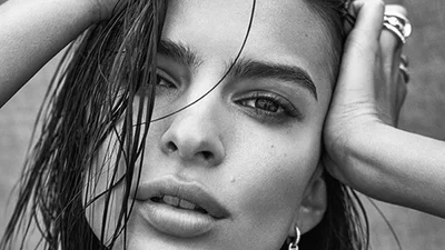 Емілі Ратажковскі вразила чуттєвістю в новому фотосеті