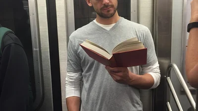 Гарячі хлопці, які читають книжки, підірвали Інстаграм