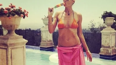 Пікантні знимки: Хайді Клум плаває у басейні топлес