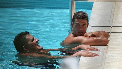 Роналду, в оточенні сексуальних чоловіків, розважається в Маямі