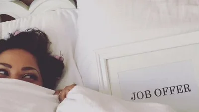 Ідеальна половинка: дівчина зробила весільну фотосесію зі своєю роботою