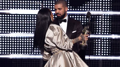 Це любов: Ріанна та Дрейк поцілувались на сцені MTV VMA 2016