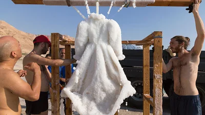 Художник на два роки опустив сукню на дно Мертвого моря