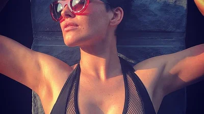 Даша Астаф'єва показала гарячу фотосесію в басейні