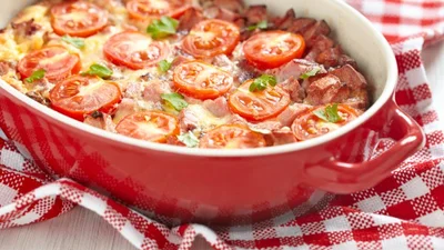 Швидка вечеря: рецепт овочевої запіканки із сосисками