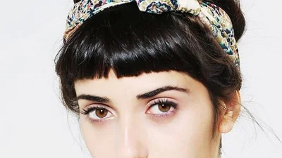 7 чарівних зачісок для тих, хто відрощує волосся