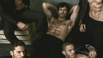 Сексуальні чоловіки оголились для гарячої фотосесії