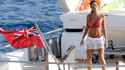 Запальні танці, поцілунки та оголені сідниці: чим вразили зірки за тиждень