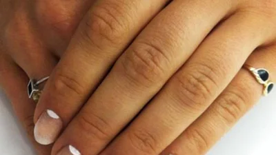 Стильний мінімалізм: 40 ідей для вашого манікюру