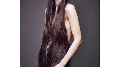 Гола красуня: дівчина з Інстаграму носить власне волосся замість одягу