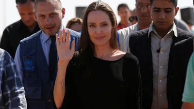 І ця туди ж: Джолі засвітила грудьми на благодійній зустрічі
