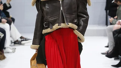 Як носити спідницю-плісе: 21 стильний образ